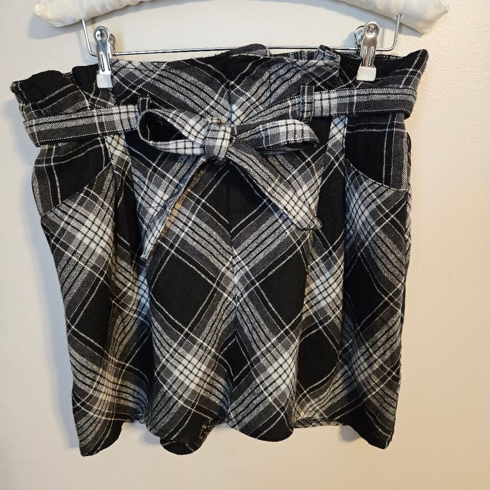 Black White Plaid Skirt Mini Pleated Tie Front Pockets Casual Neutral Staple